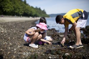 Kinderen op het strand voor Verken de kust.